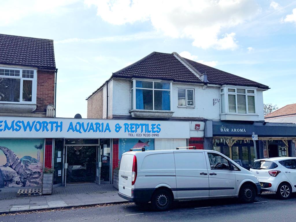 Lot: 128 - TWO-BEDROOM FLAT WITH GARAGE IN NEED OF IMPROVEMENT - Front of building on Havant Road